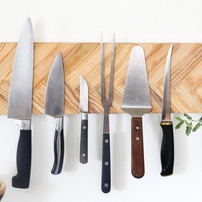 rack with knives and cooking tools