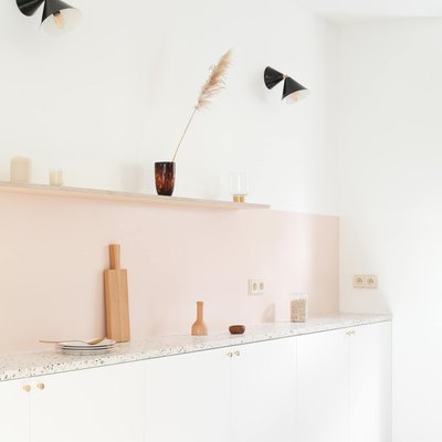 Contemporary kitchen style with pink backsplash and geometric lights