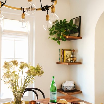 Small bohemian dining room storage idea with floating shelves
