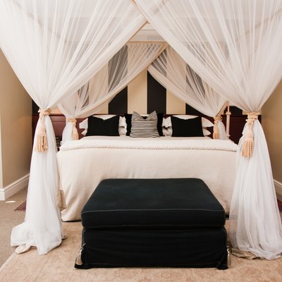 luxurious canopy bedroom