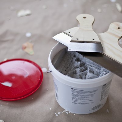 Spackling paste with spatula