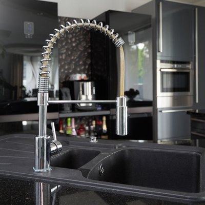 Black kitchen sink and chrome tap that can be pulled out for comfortable washing