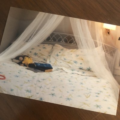 '90s girl bedroom