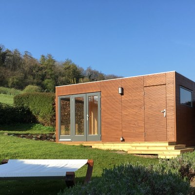 Contemporary shed with narrow wood siding and asymmetrical steps