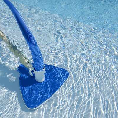 Pool cleaning in operation in a swimming pool