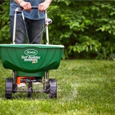 Scotts Turf Builder EdgeGuard DLX Broadcast Spreader for Seed, Fertilizer, and Ice Melt