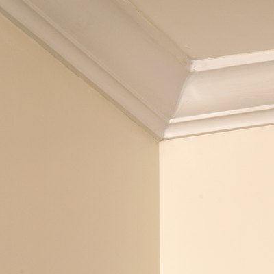 Corner wall with crown molding