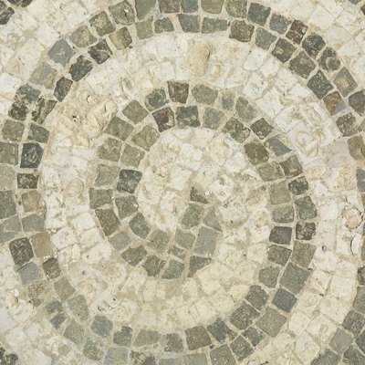 Swirl design in tile