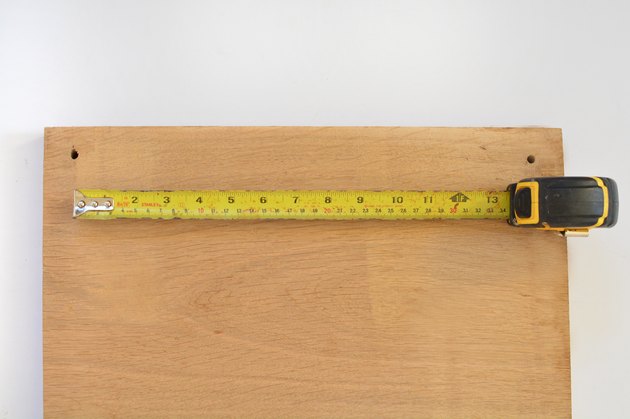 Morceau de bois avec un ruban à mesurer étendu pour mesurer la longueur