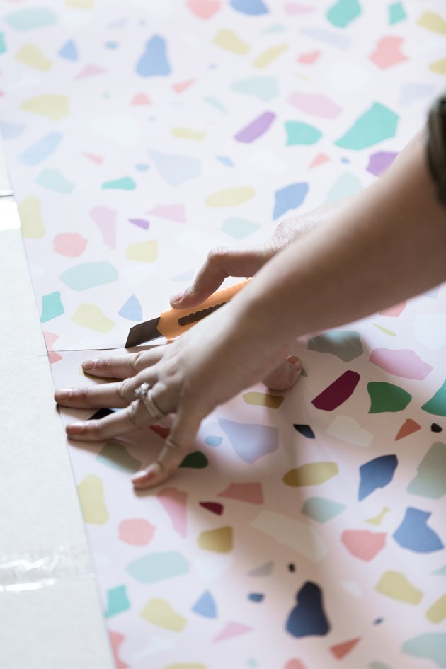 Comment accrocher du papier peint amovible