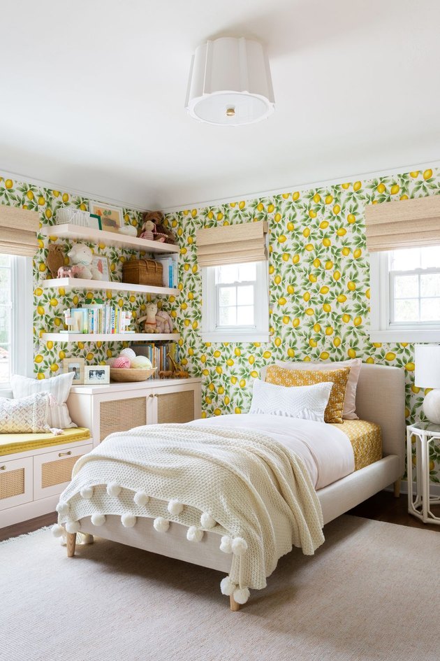 Желтая детская спальня с цитрусовыми обоями в желтой детской комнате