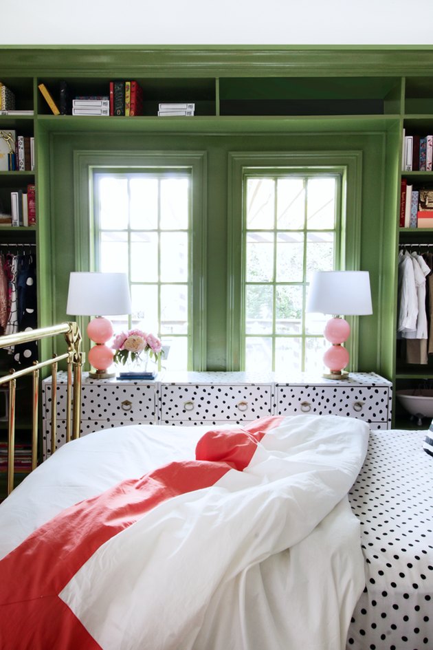 Зеленая спальня со встроенными стеллажами