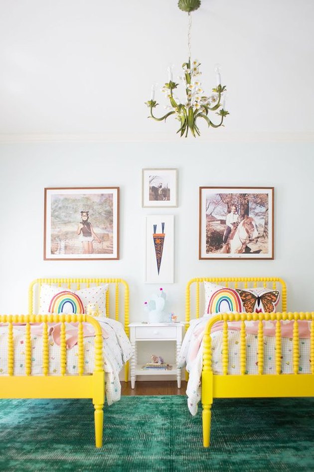 Желтая детская спальня с подходящими желтыми кроватями и зеленым ковром