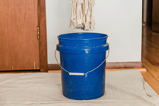 Dip the rolled macrame into the dye.