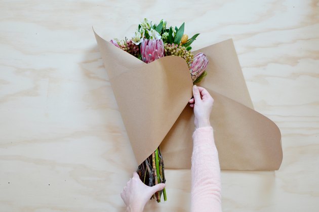 Como fazer uma embalagem para buquê de flores usando papel seda e kraft