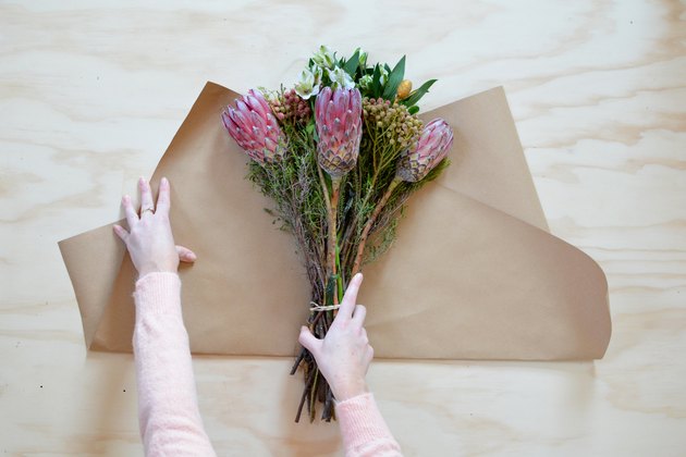 Como criar uma embalagem para flor com kraft