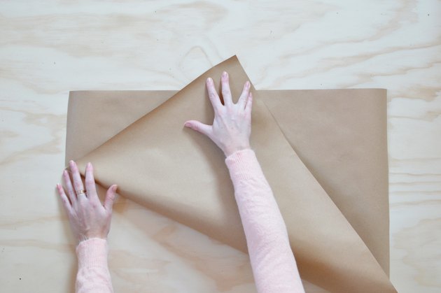 Como fazer um embrulho de buquê usando papel kraft e papel seda