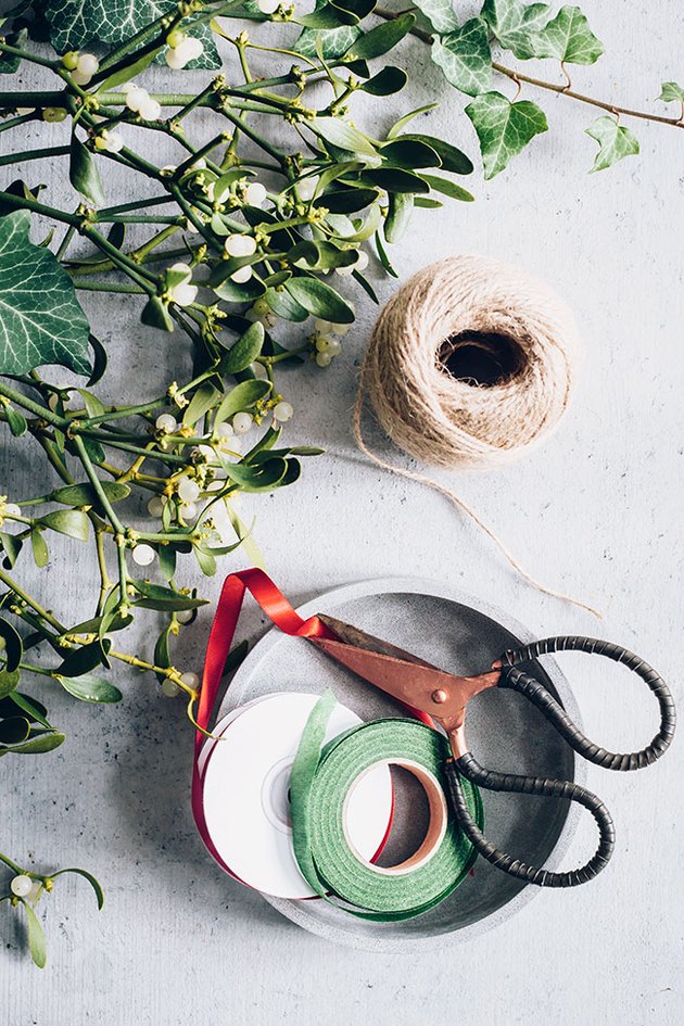 3 Easy Ways To Make Your Own Mistletoe Using Fresh Greenery Hunker