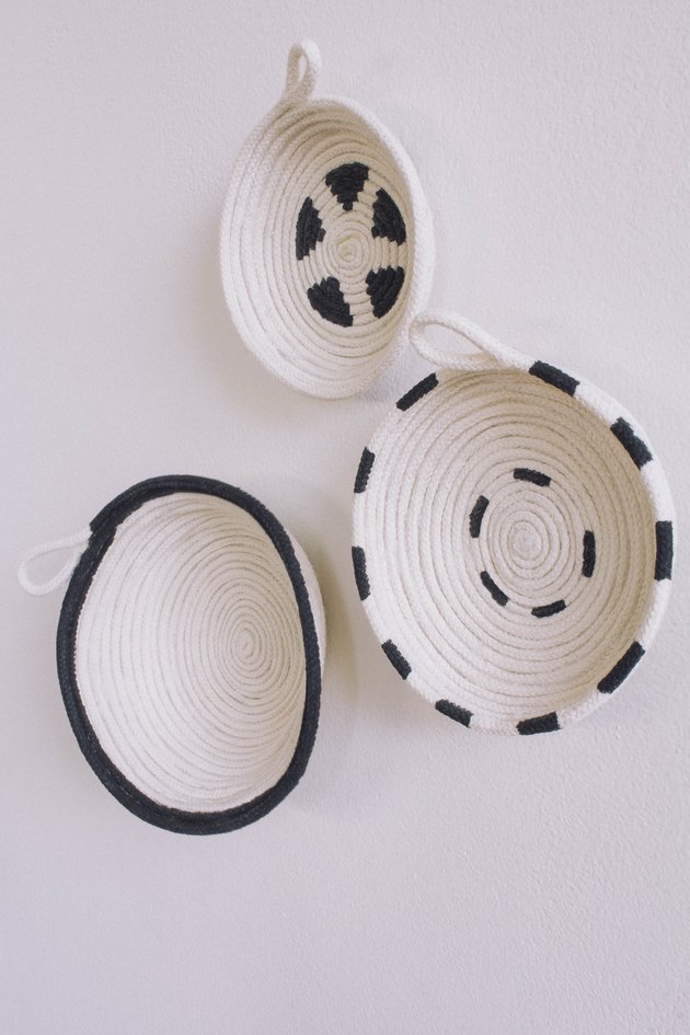 Trois bols en corde de coton bricolage accrochés au mur peints en noir et blanc