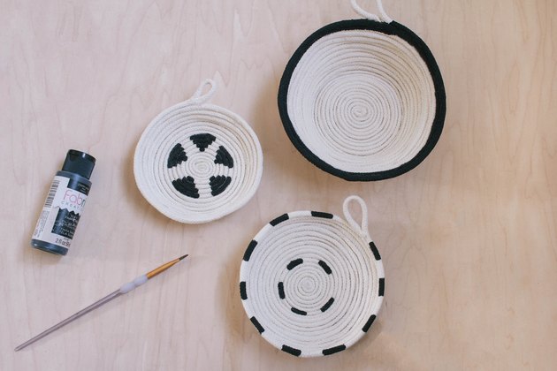 Trois bols en corde de coton peints de motifs graphiques noirs