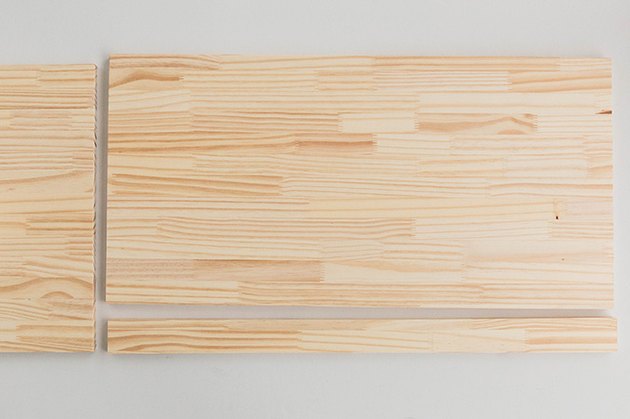 Coupez la planche de bois à la taille afin qu'elle s'adapte sur le dessus de l'armoire.