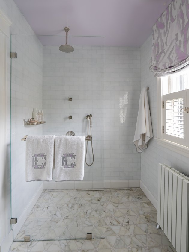 plafond de salle de bain peint