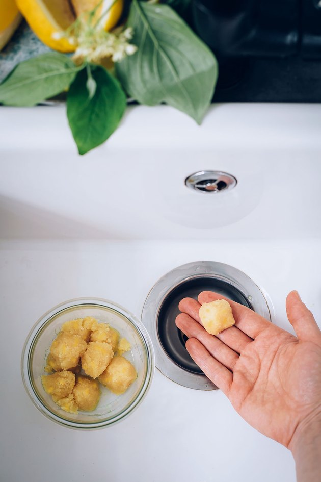 Utilisez des rafraîchisseurs d'élimination des ordures au citron