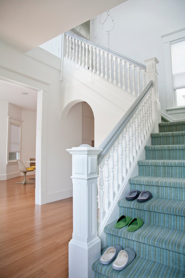 idée de tapis d'escalier à rayures colorées avec escalier blanc
