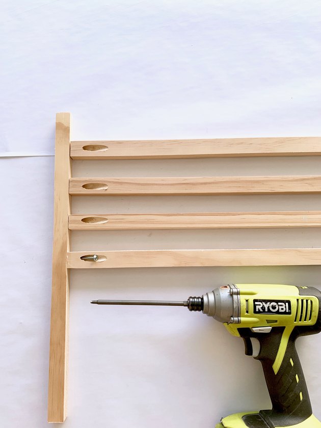 Chevilles en bois et perceuse pour porte-serviettes moderne DIY