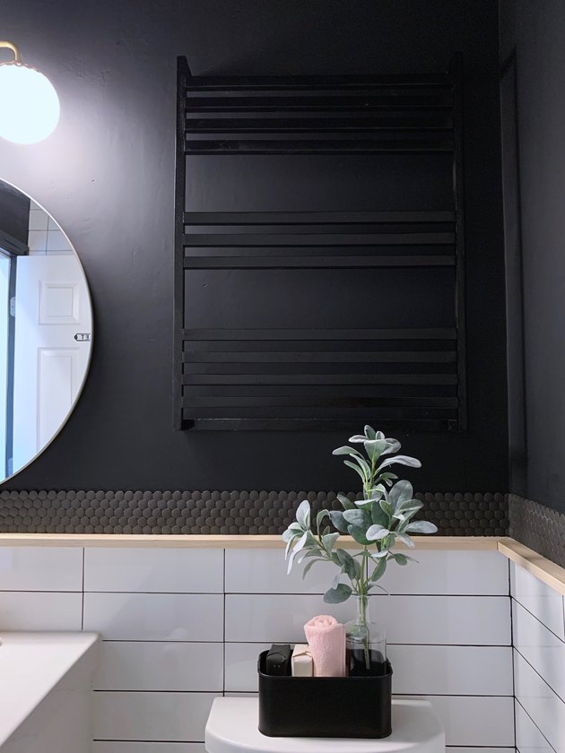 Porte-serviettes moderne noir dans la salle de bain en noir et blanc