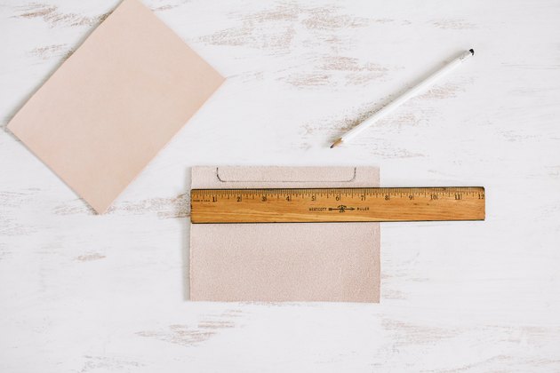 Drawing a rounded lip on each pouch