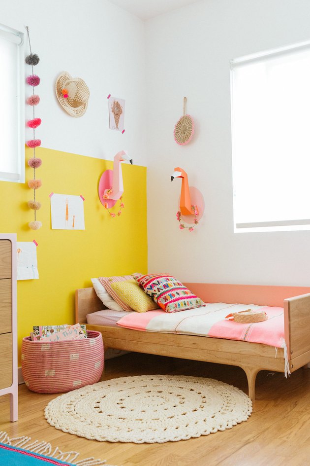 Желтая детская спальня с блокировкой цвета на стенах и детской кроватке