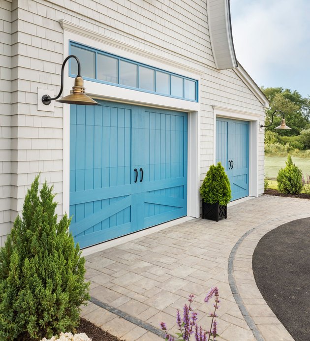 Exterior Garage Lighting Ideas and Inspiration | Hunker