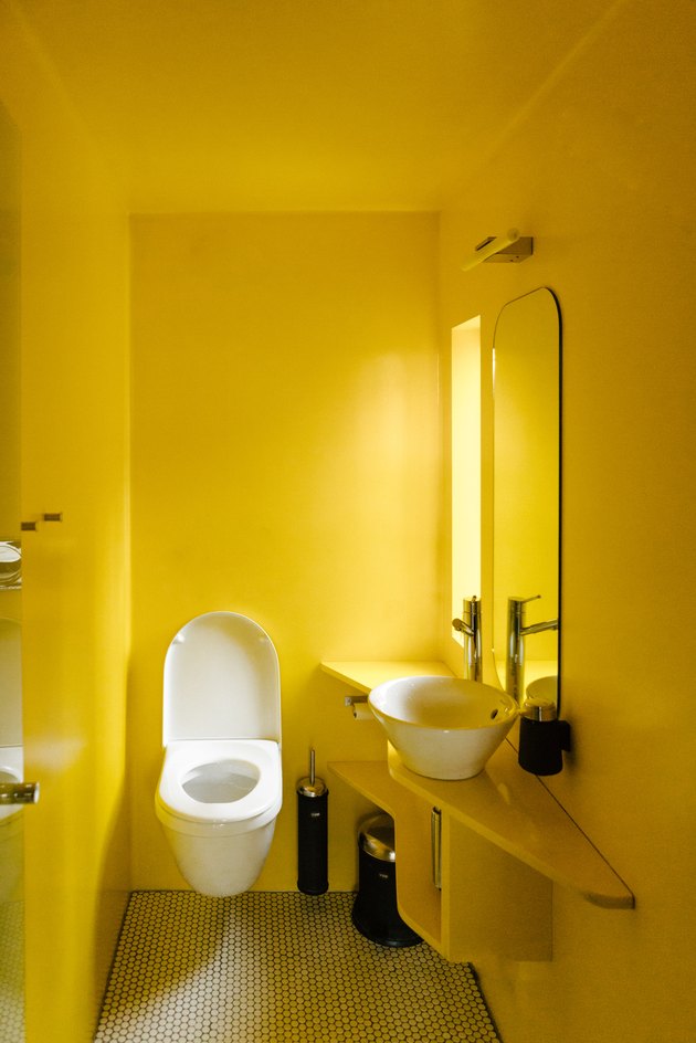 yellow color idea in bathroom