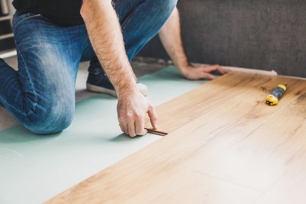 Flooring technology - laying of a floating laminate floor