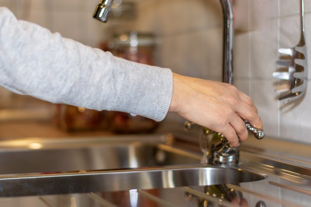 turn water off kitchen sink