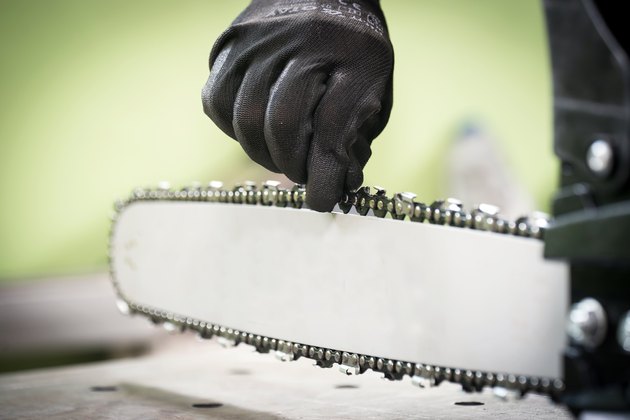 Work in the workshop, changing the chain in the chainsaw
