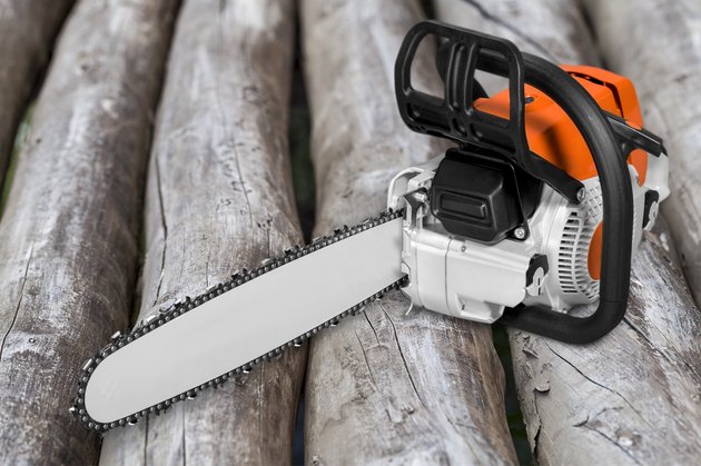 What is the Gas-Oil Ratio For A Chainsaw? | Hunker