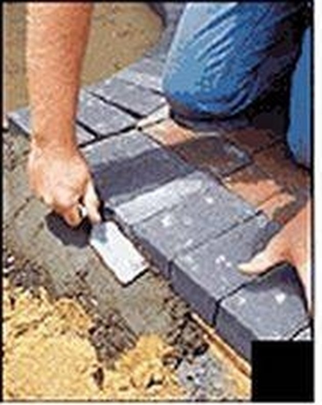 how-to-install-concrete-paver-edging-hunker