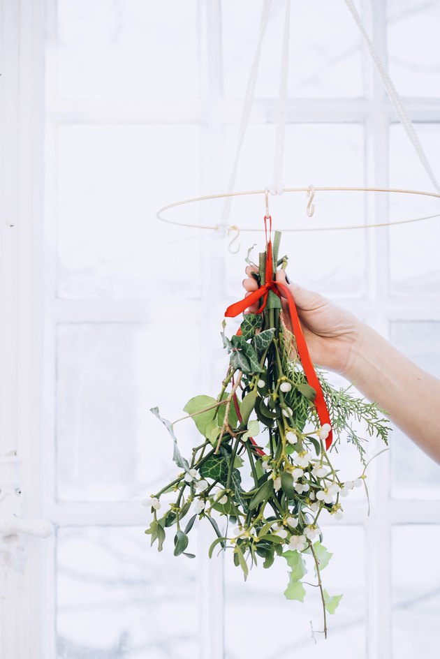 3 Easy Ways To Make Your Own Mistletoe Using Fresh Greenery Hunker