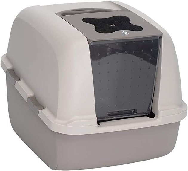 Armed with a carbon filter to reduce smells, this fully enclosed litter box has a hinged hood that opens wide for easy scooping access.