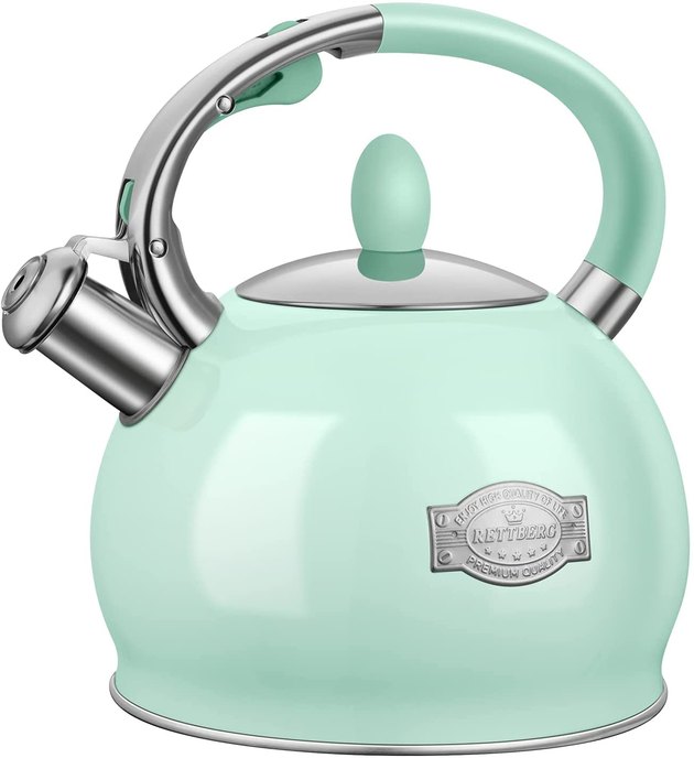 Complete with soft colors and an ergonomic handle, this retro-inspired tea kettle is the perfect addition to your kitchen.