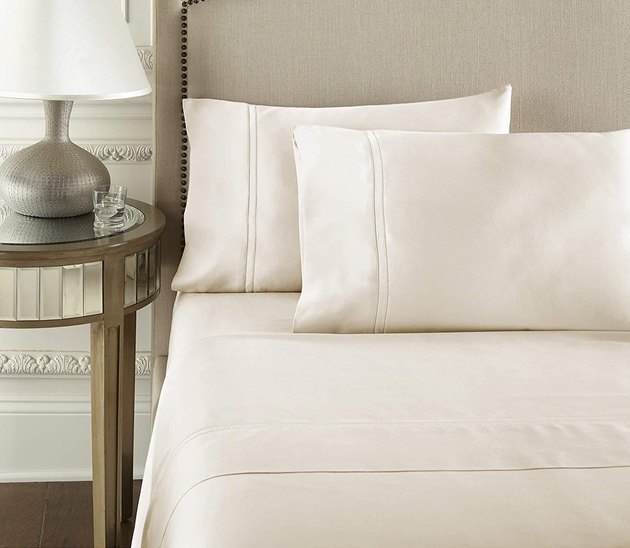 This gorgeous sheet set is made from 100% Egyptian cotton, offering an ultra-soft and luxurious sleeping experience. 