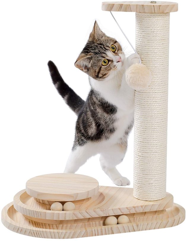 Design forward with added features for all the fun, this cat scratcher is ideal for minimalist and Scandinavian-style spaces.