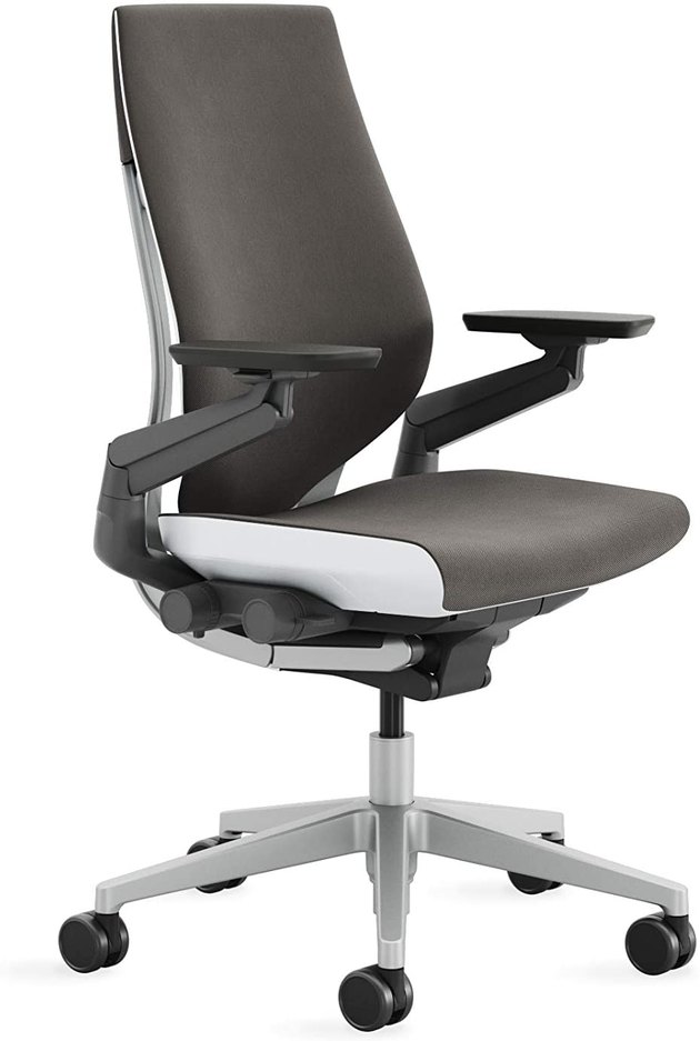 This high-end office chair combines form and function to provide premium comfort throughout your work day. 
