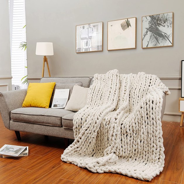 Featuring a wide variety of color and size options, this classic chunky knit throw is a great way to enhance any space, from the bedroom to the living room. 