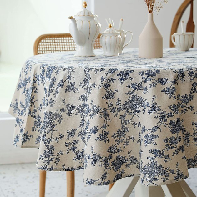 Round out your dining room decor with this toile-inspired blue floral tablecloth. It’s made from a cotton linen fabric that’s machine washable and easy to clean.