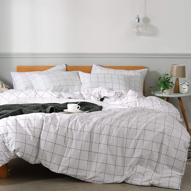 This simple and stylish grid bedding is a minimalist's dream. Made of 100% natural cotton, this set is comfortable and machine washable. It includes a hidden zip closure and two matching geometric pillows.