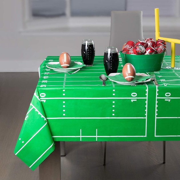 Covering tables of up to 8 feet, this football field tablecloth will keep your furniture clean without ruining the fun. And the best part? It comes in packs of 12, so you can have all your tables and surfaces covered.