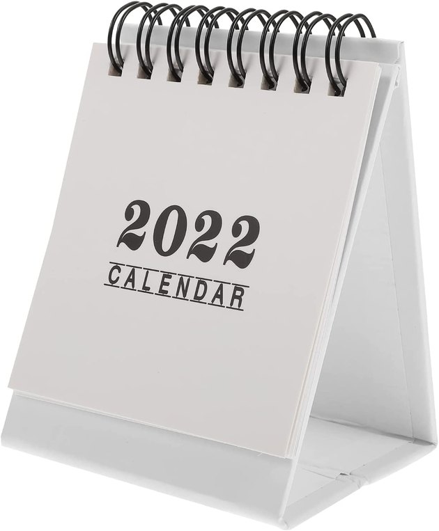 Need a little reminder of the date without taking up too much space? Get this mini desk calendar. With a sleek and simple design, it's the perfect addition to your home office, regardless of your interior design style. 